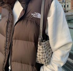 Clothing inspos ✨ on Instagram: “The north face jacket 🤎” Brown Puffer, Brown Outfit, Streetwear Fashion Women, Vest Outfits, Mode Vintage, Mode Inspiration, Winter Fashion Outfits, Looks Vintage, Retro Outfits