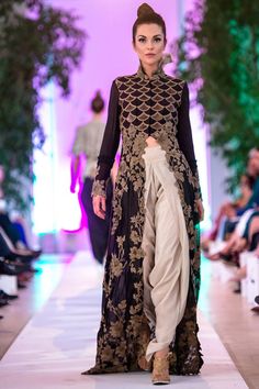 Krave inspiration. Pakistani Couture, Anamika Khanna, Salwar Kamiz, Desi Clothes, Pakistan Fashion, Indian Couture, Indian Attire, Desi Fashion, Pakistani Outfits