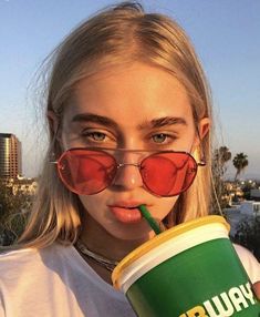 El Toque Glam Que Le Faltaba A Tus Outfits – The Fashion Mood Sunglasses Aesthetic, Trendy Swimwear, Newsletter Design, Fashion Revolution, Cat Eyes