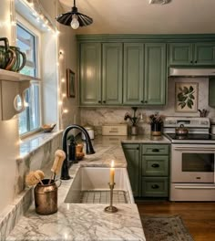 Cottage Kitchen With Table, Cozy Summer Home Decor, Old Fashioned Country Home, Clean Kitchen Inspiration, Decorating A House On A Budget, Peaceful Home Decor Inspiration, Small House Astethics, Cozy Kitchen Lighting, Clean House Decor