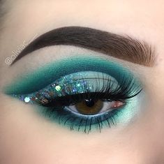 Teal Prom Makeup, Teal Eyeshadow Looks, Makeup For Droopy Eyelids, Turquoise Eye Makeup, Teal Eye Makeup, Hair Makeup Looks, Peacock Makeup, Turquoise Eyeshadow, Teal Eyeshadow