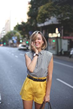 Yellow Shorts Outfit, Red And White Outfits, Looks Pinterest, Summer Shorts Outfits, Yellow Outfit, Gingham Shirt, Foto Poses, Dressed To The Nines, Shorts Outfit