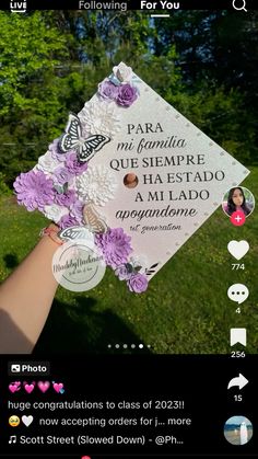 someone holding up a graduation cap with purple flowers on it and the words in spanish