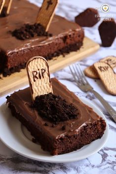 A imagem mostra um pedaço de bolo de chocolate em formato de sepultura. Halloween Buffet, Recetas Halloween, Dessert Halloween, Spooky Food, Halloween Fest, Fun Halloween Food, Easy Halloween Food, Halloween Food Treats, Spooky Halloween Party