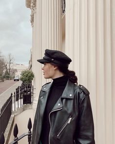 Leather Jacket Outfit, Newsboy Hat, Black Outfits, Jacket Outfit, News Boy Hat, Newsboy Cap, Fashion Stylist, Parisian Style, Different Styles