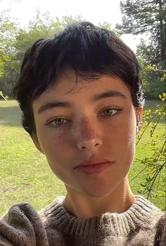 Masculine Women With Short Hair, Gio Scotti Short Hair, Very Short Brown Hair, Queer Haircut Straight Hair, Womens Buzzcut, Short Hair Square Face, Baby Cut Hairstyle, Queer Haircut Fine Hair, Short Queer Haircuts Straight Hair