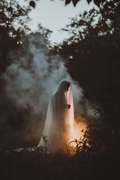 Spooky Photo Shoot Ideas, Halloween Shoot Ideas, Halloween Themed Photoshoot, Spooky Photo Shoot, Halloween Costume Photoshoot, Spooky Halloween Photoshoot, Spooky Photoshoot Ideas, Halloween Shot Ideas, Haunting Photography