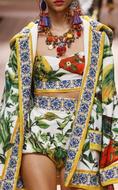 Minimalist Clothes, Dolce And Gabbana Fashion, Lingerie Inspiration, Floral Outfit, Cat Walk, Floral Fashion, Dolce E Gabbana, Sedona, Fashion Details