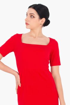 Un vestido con un atractivo color rojo, diseñado a la medida de quien lo lleva, de corte recto y ceñido a la cintura. Es hasta la rodilla y es ideal para un evento de negocios o una salida nocturna. Este vestido es perfecto para aquellas que quieren lucir sus hermosas curvas, ya que favorece a las que tienen una figura de reloj de arena. Puedes usarlo completamente para el trabajo o para ocasiones formales sin ser menos educado o elegante. Fácil de combinar con zapatos o sandalias. También puede Knee-length Bodycon Mini Dress For Formal Events, Knee-length Bodycon Mini Dress For Formal Occasions, Bodycon Knee-length Mini Dress For Formal Events, Bodycon Knee-length Mini Dress For Formal Occasions, Red Mini Dress With Straight Neckline, Elegant Red Midi Dress With Square Neck, Red Mini Dress With Straight Neckline For Night Out, Fitted Red Mini Dress With Straight Neckline, Classic Mini Bodycon Dress For Party