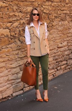 Pants Office Outfit, Office Outfits For Ladies, Penny Pincher Fashion, Olive Pants, Penny Pincher, Preppy Chic, Outfit Mujer, Office Outfit, Green Pants