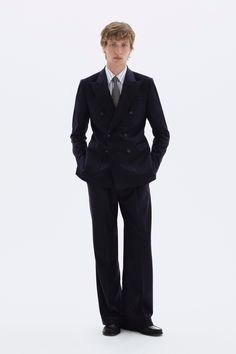 Tiger of Sweden Spring 2025 Menswear https://www.vogue.com/fashion-shows/spring-2025-menswear/tiger-of-sweden/slideshow/collection#9 Tailored Suits For Men, Outfit Homme, Woman Suit Fashion, Formal Suits, Tiger Of Sweden, Mens Spring, Suit Fashion, Knit Shirt