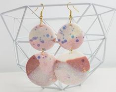 Accessoires et illustrations par par CharlottedreamsArt sur Etsy Sewing Spaces, Produce Bags, Long Dangle Earrings, Grocery Shop, Handmade Polymer Clay, Creative Process, Handmade Shop, Polymer Clay Earrings, Clay Earrings