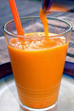 Tropical Papaya Detox smoothie is a delicious detox recipe loaded with electrolytes, designed to help cleanse and eliminate harmful toxins from the body. Learn how to make at home! #smoothie #smoothierecipes Coconut Milk Smoothie Recipes, Turmeric Smoothie Recipes, Papaya Smoothie, Coconut Milk Smoothie