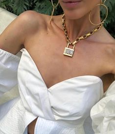 White Gold Aesthetic, Aesthetic Jewelry Photography, Packaging 2023, Poetry And Art, Disk Necklace, Kawaii Items, Padlock Necklace, Insta Outfits