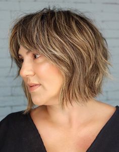 Plus Size Haircut with Bangs Selena Gomez Bob Haircut Bangs, Plus Size Hairstyles Double Chin, Plus Size Haircut Double Chin, Short Hair Round Face Plus Size, Double Chin Hairstyles, Fat Face Haircuts, Messy Bob Haircut, Shoulder Length Layered Hair, Plus Size Hairstyles