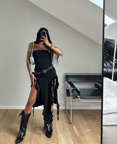 Black Ruffle Dress Outfit, Raves Outfit, Techno Party Outfit, Ruffle Dress Outfit, Outfit Techno, Techno Outfit, Festival Post, Fiesta Outfit