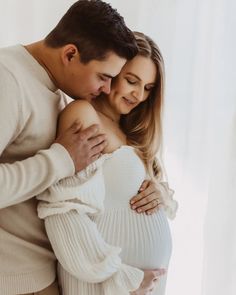 Why to do a maternity session? To let your child know how loved they were even before they were born ❤️ #maternityphotographer #babybauch #babybauchinspiration #babybauchstuttgart #schwangerschaftsfotograf #canonphotographers #schwangerschaftsshooting #maternityinspiration #martamoskalikpresets #fotografstuttgart Casual Maternity Outfits, Christmas Family Photoshoot, Modern Maternity, Maternity Inspiration, Casual Maternity, Christmas Photoshoot