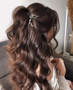 Timeless Wedding Hairstyles, Vintage Wedding Hairstyles, Quince Hairstyles With Crown, Prom Hair Down, Simple Hairstyles, Hoco Hairstyles, Homecoming Hairstyles Updos, Long Hair Wedding Styles