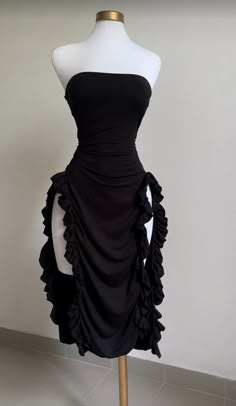 Back Dress, Dark Dresses, Black Gothic Club Dress, Yk2 Dress Black, Gothic Fitted Dress With Ruffled Skirt, Gothic Mini Dress With Ruffles For Evening, Gothic V-neck Mini Dress For Party, Dream Prom Dress, Expensive Dresses