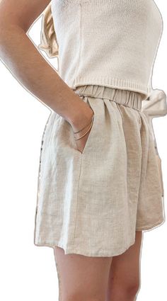 Chic Linen Summer Bottoms, Casual Summer Flax Bottoms, Casual Flax Bottoms For Summer, Casual Summer Bottoms In Flax, Spring Linen Bottoms For Day Out, Relaxed Beige Shorts With Elastic Waistband, Relaxed Beige Shorts For Spring, Chic Wide Leg Linen Shorts, Beige Wide Leg Shorts With Elastic Waistband