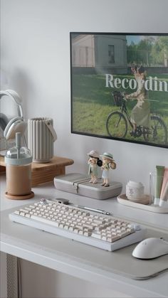 Pc Set Up Minimalist, Cute Work Desk Decor, Work Place Decoration Ideas, Fujifilm Xt4, Office Desk Decorations, Getting Flowers, Organization Office, Desk Tour, Cozy Desk