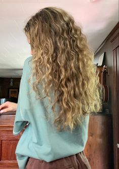 Natural Beach Blonde Hair, Wavy Hair Blonde Balayage, Long Wavy Highlighted Hair, Dirty Blonde Curly Hair With Highlights, Long Curly Light Brown Hair, Wavy Hair Blonde Highlights, Wavy Dirty Blonde Hair, Curly Dirty Blonde Hair, Light Wavy Hair