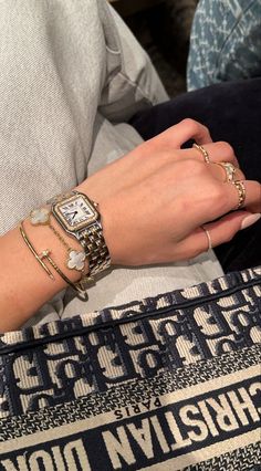 Cartier Watch Stack, Cartier Watch Aesthetic, Accessories Old Money, Vancleefarpels Bracelet, Old Money Accessories, Women Gold Watch, Cartier Panthere Watch, Cartier Aesthetic, Luxury Watches Women