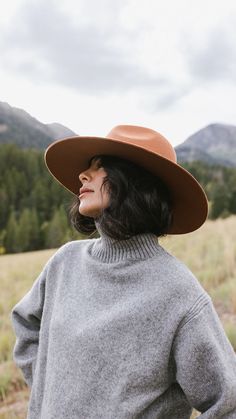 Fedora Outfits Women, Western Aesthetic Outfits, Hat Outfit Winter, Stylish Hats For Women, Straw Hats Outfit, Fedora Outfit, Fedora Hat Outfits, Gigi Pip, Womens Hats