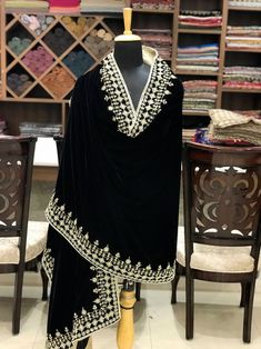 Black Velvet Outfit, Black Velvet Shawl, Shawl Outfit, Designer Dupatta, Shawl Design, Designer Shawl, Embroidered Shawl, Pearl Work, Velvet Dress Designs