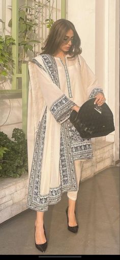 Eid Pics, Pakistani Women Dresses, Pakistani Fashion Casual, Casual Indian Fashion, Desi Fashion Casual, Pakistani Dresses Casual, Pakistani Fancy Dresses, Beautiful Pakistani Dresses, Salwar Kamiz