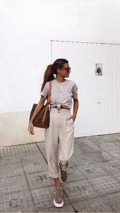 Outfit Casual Chic, Minimalist Moda, Walking Down The Street, Sewing Clothes Women, Stella York, Neue Outfits, Instagram Outfits, Looks Style