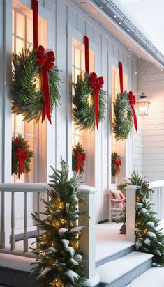 Christmas Front Porches, Easy Outdoor Christmas Decorations, Porch Christmas Decorations, Christmas Porch Decor Ideas, Outside Christmas Decorations, Christmas Decor Inspiration, Christmas Themes Decorations