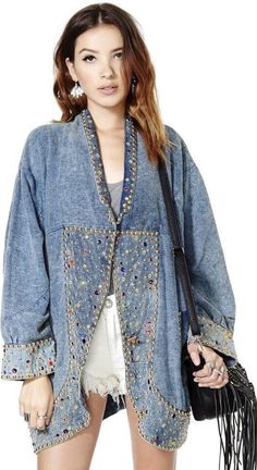 Boho Denim, Estilo Hippie, All Jeans, Causal Outfits, Upcycle Jeans, Denim Diy, Denim Patchwork, Embroidered Jacket, Denim Jacket Women