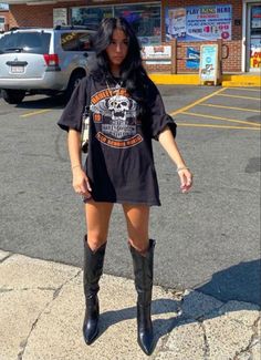 Harley Davidson Tshirt Outfits, Harley Davidson Aesthetic Outfit, Chili Fest, Band Tee Outfits, Vegas Outfits, Coachella Style, Outfit Black Women, Tailgate Outfit