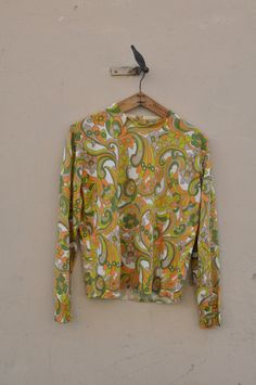 "60s vintage pullover sourced in Paris. Psychedelic print featuring shamrocks. Unique piece with a lovely little button closure at the back of the neck.  Size: Medium/Large  Chest : 46\" Length: 24\" Sleeve :23.5\"" Vintage Pullovers, Women Pullover, Pullover Sweaters, Sweater Outfits, 1960s, Unique Pieces, Etsy Accessories, Purses And Bags, Clothes For Women