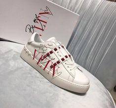 Tenis Gucci, Fashion Documentaries, Reception Shoes, Sneaker Lovers, Fashion Shoes Sneakers, Cute Sneakers, Shoe Bags, Hype Shoes, Shoe Inspo