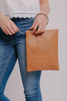 Hand Purse For Women, Purse For Wedding, Handmade Leather Clutch, Simple Pouch, Handbags Diy, Purse Design, Brown Leather Clutch, Hand Purse, Leather Clutch Purse