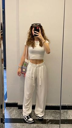 Comfy Summer Fits Aesthetic, Comfy College Outfit Summer, Summer College Fits, College Fits Summer, Basic Comfy Outfits, Comfy Summer Outfits Aesthetic, White Pants Outfit Casual, Summer Outfits For College, Basic College Outfits