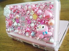 Cutest laptop cover ever!  Hello Kitty.  Want to make something like this so bad!! Decoden Nintendo Ds, Kawaii Electronics, Decoden Art, Kawaii Nintendo