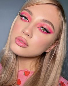 Spring Lip Colors, Makeup Neon, Monochromatic Makeup, Crease Eyeshadow, Look Date, Summer Makeup Trends, Pink Eyeliner, Monochrome Makeup Look, Date Night Makeup