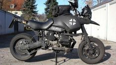 a black motorcycle parked next to a building