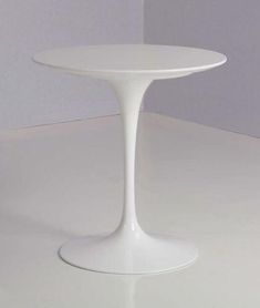 Eero Saarinen Tulip Table - Round Dining 28 Inch - Bauhaus 2 Your House Eero Saarinen Tulip Table, Saarinen Tulip Table, Saarinen Table, Tulip Armchair, Tulip Chair, Plastic Industry, Tulip Table, Eero Saarinen, Small Dining Table