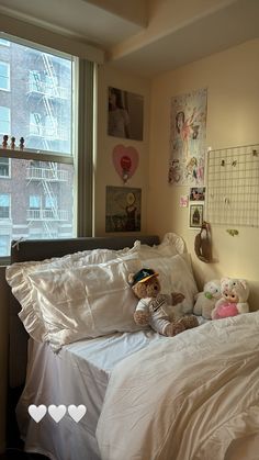 College, dorm, room, room inspo, Los Angeles, LA, dorm inspo Dorm Room Luxury, Old Money Aesthetic Dorm Room, Lipton Hall Nyu Dorm, College Dorm Room Ideas Two Beds, It Girl Dorm Room, Usc Dorm Southern California, Dorm Bed Aesthetic, City Dorm Room Ideas, London Dorm Room