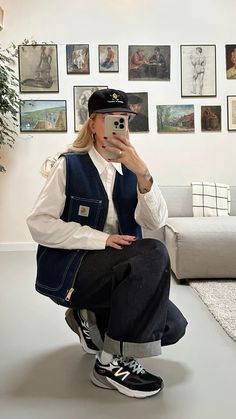 #unisex #womenswear#womensstyle #streetstyle #streetwear #streetfashion #menswear #baggy Streetwear With Vest, Unisex Street Style, Streetwear Fall 2024, Classic Streetwear Women, Streetwear Fashion Winter Street Styles, Vest Outfits Streetwear, Dad Style Outfits, Autumn Streetwear, Streetstyle Outfit