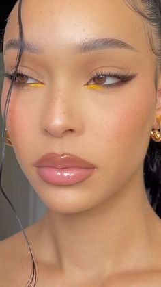 Trend Makeup Looks, Light Color Eyeshadow Looks, Love Makeup Looks, Fall Eye Makeup Looks, Copper Eyeliner, Fall Graphic Liner Looks, Makeup Light, Mocha Makeup, Makeup Orange Eyeshadow