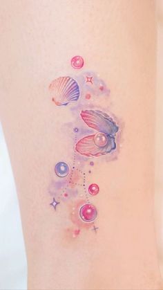 a woman's thigh with shells and stars on it