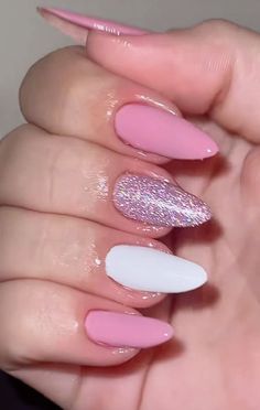 Rosa, branco e glitter 💕✨ Nail Inspo Glitter, Nails Rosa, Pink Parties, Glow Up?, Nails Inspiration, Nail Inspo, Vision Board, Hair Makeup, Nail Art