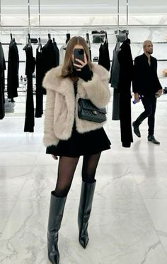 Beige Fur Coat Outfit, Selfies Aesthetic, Aesthetic Chanel, Nyc Winter Outfits, Adrette Outfits, Pointy Boots, Nyc Outfits