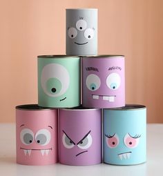 there are many different colored paper cups with faces on them and the words halloween bbb written in spanish