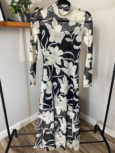 Stunning All Saints Floral dress. Sheer style with short lining underneath. High neck with button closure, moderate stretch to fabric (bodycon throughout bodice). Beautiful modern floral design - white and black/smoke color. Absolutely stunning - MSRP $275+ Size: US0 (XS-S) Brand: All Saints Measurement: 14.5 inch pit to pit & Length: 50 inches & Sleeve length 23 inches Design Floral Moderne, Modern Floral Design, Modern Floral, All Saints, Dress Clothes For Women, Design Floral, Floral Dress, High Neck, White And Black